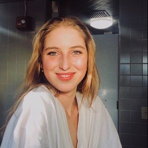 Meet your Posher, Alexis